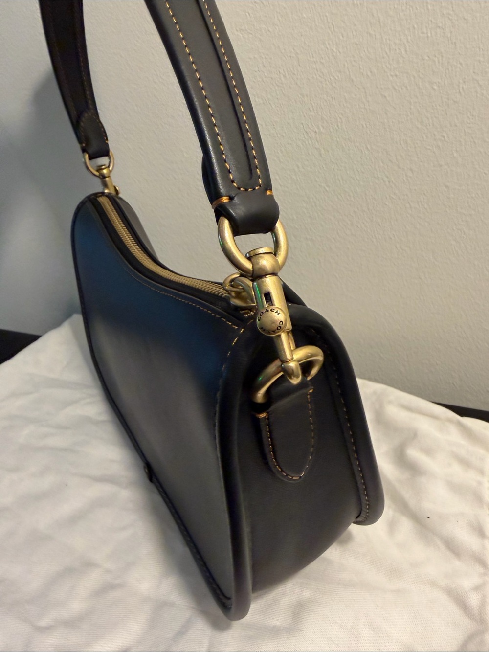 Coach Swinger 20 in Brass/Black - Picture 4 of 7